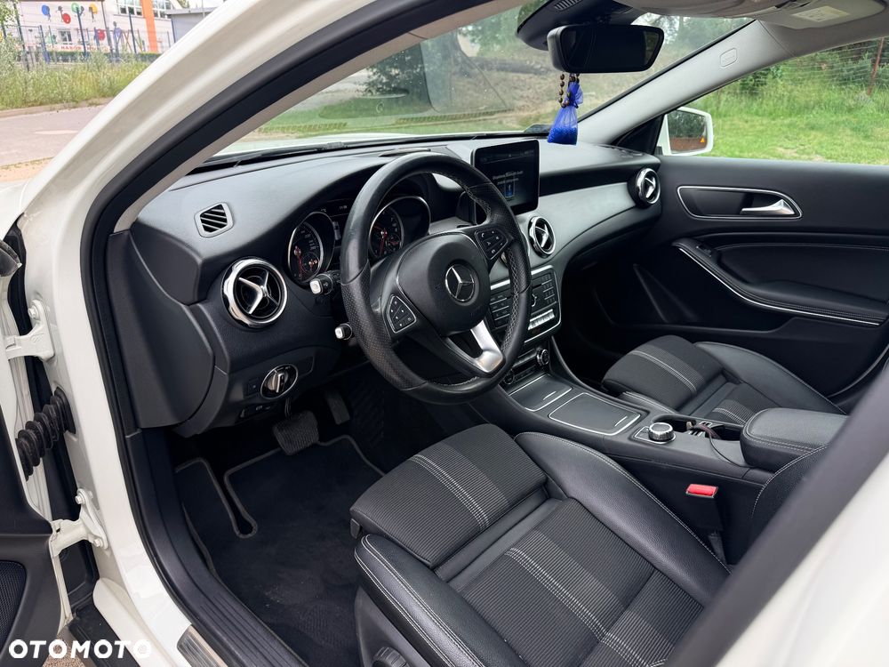 Mercedes-Benz GLA 200 7G-DCT Urban - 4