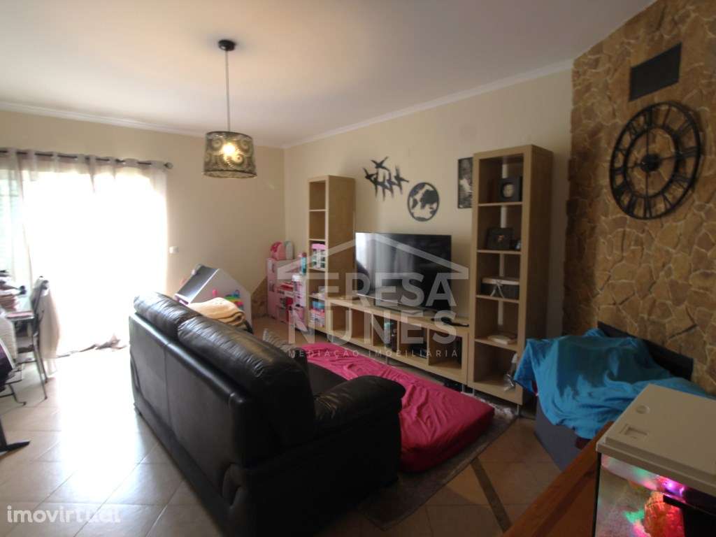 MORADIA EM BANDA V2 + SÓTÃO - QUINTA DO CONDE - Grande imagem: 5/24