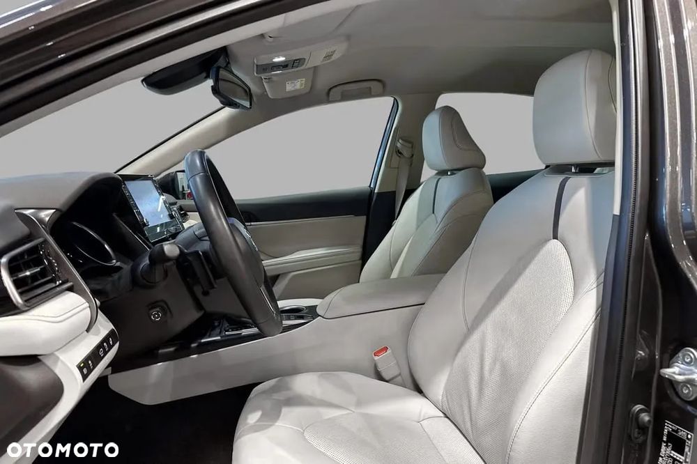 Toyota Camry Executive - 13