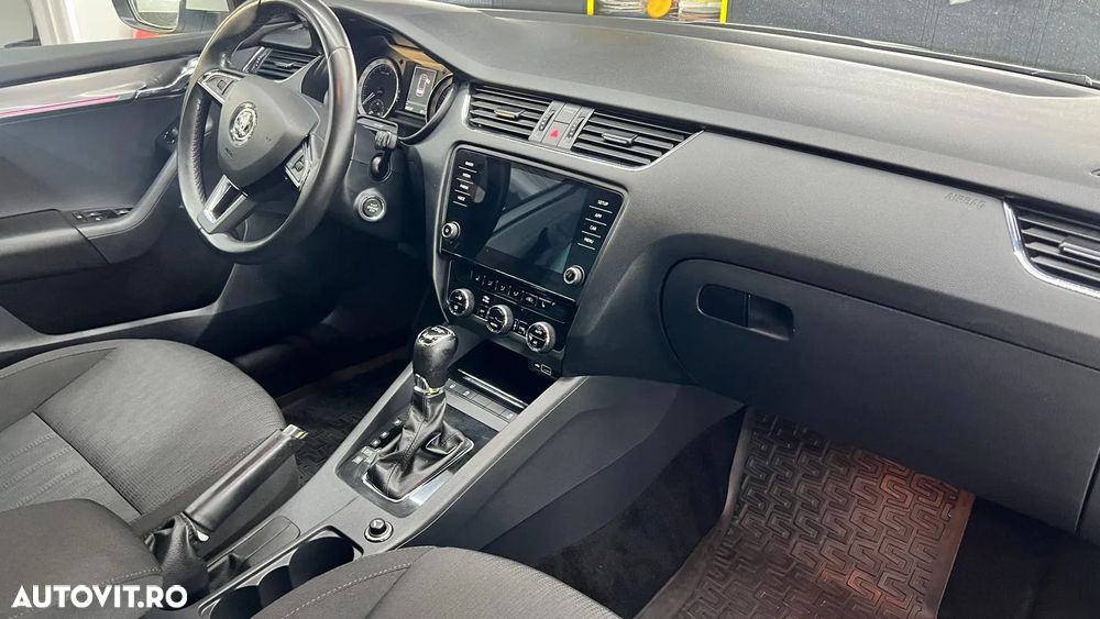 Skoda Octavia Combi Diesel 2.0 TDI 4X4 DSG Style - 6