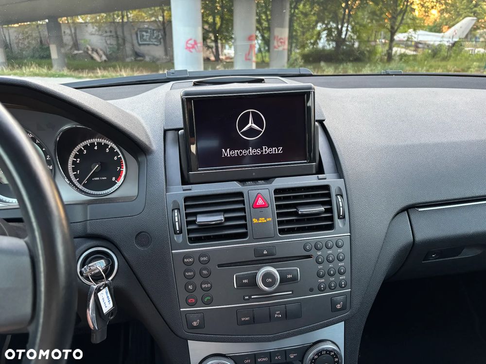 Mercedes-Benz Klasa C 200 T CGI Automatik BlueEFFICIENCY Avantgarde - 23