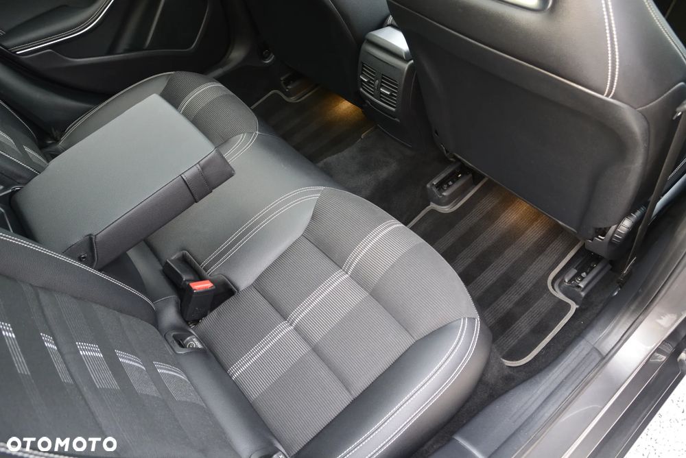 Mercedes-Benz GLA 200 7G-DCT AMG Line - 27