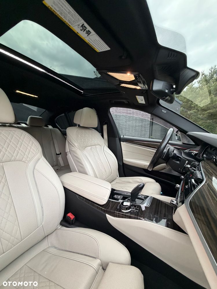 BMW Seria 5 M550i xDrive - 31