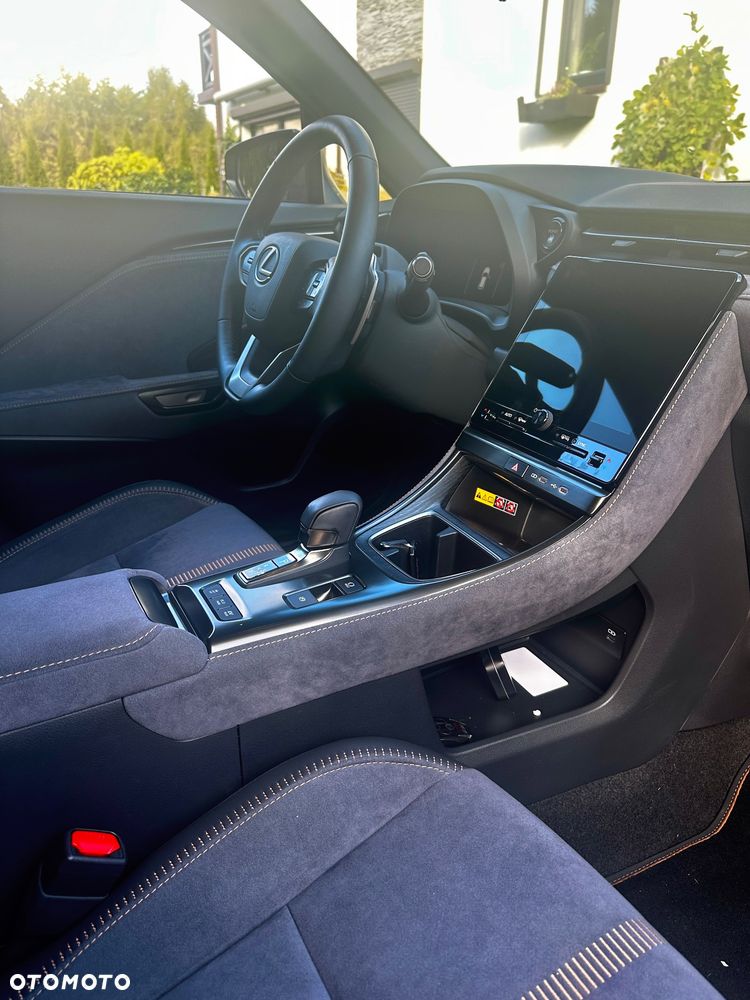 Lexus LBX 1.5 Hybrid Cool - 2
