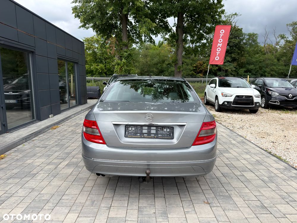 Mercedes-Benz Klasa C 180 CGI BlueEFFICIENCY Avantgarde - 24