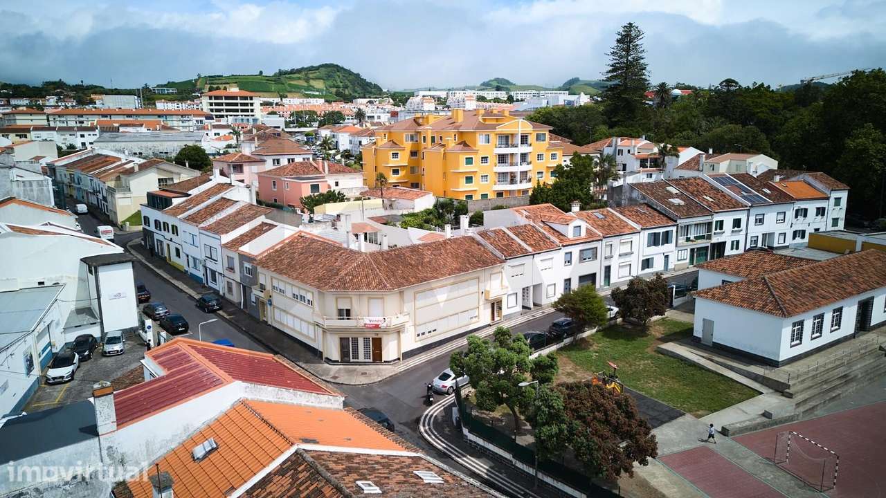 Apartamento no centro de Ponta Delgada com potencial de duplicar área - Grande imagem: 2/29