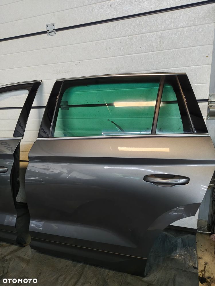 SKODA KODIAQ  drzwi lewy tył lift w kolor LF7C w kolor pod miernik - 1