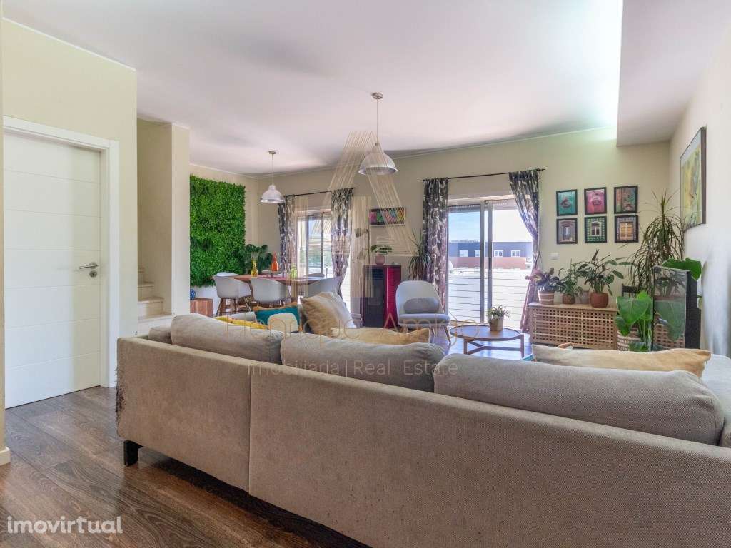 EXCLUSIVO | Moradia em Banda em Condomínio com Vista para a Serra e... - Grande imagem: 2/32