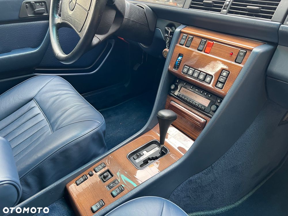 Mercedes-Benz W124 1988 photo 2