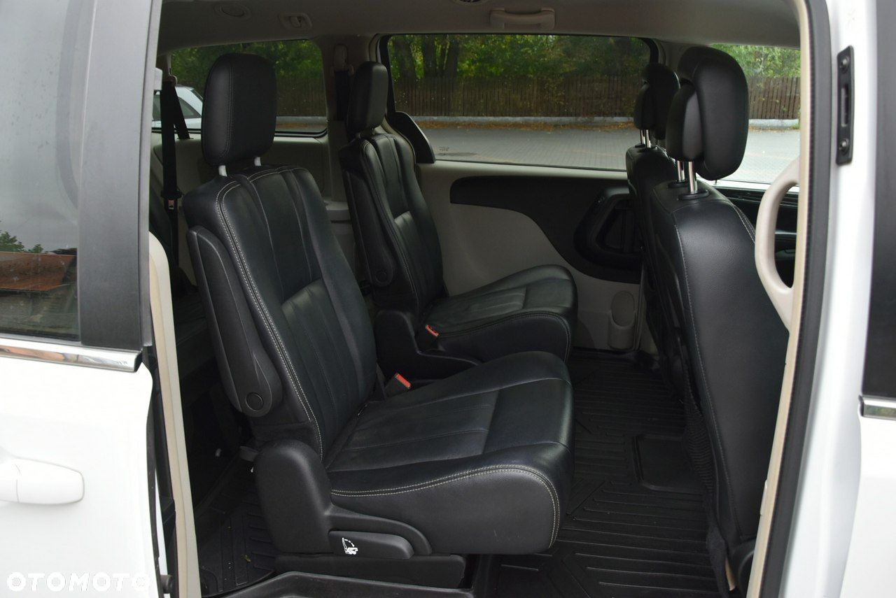 Chrysler Town & Country - 11