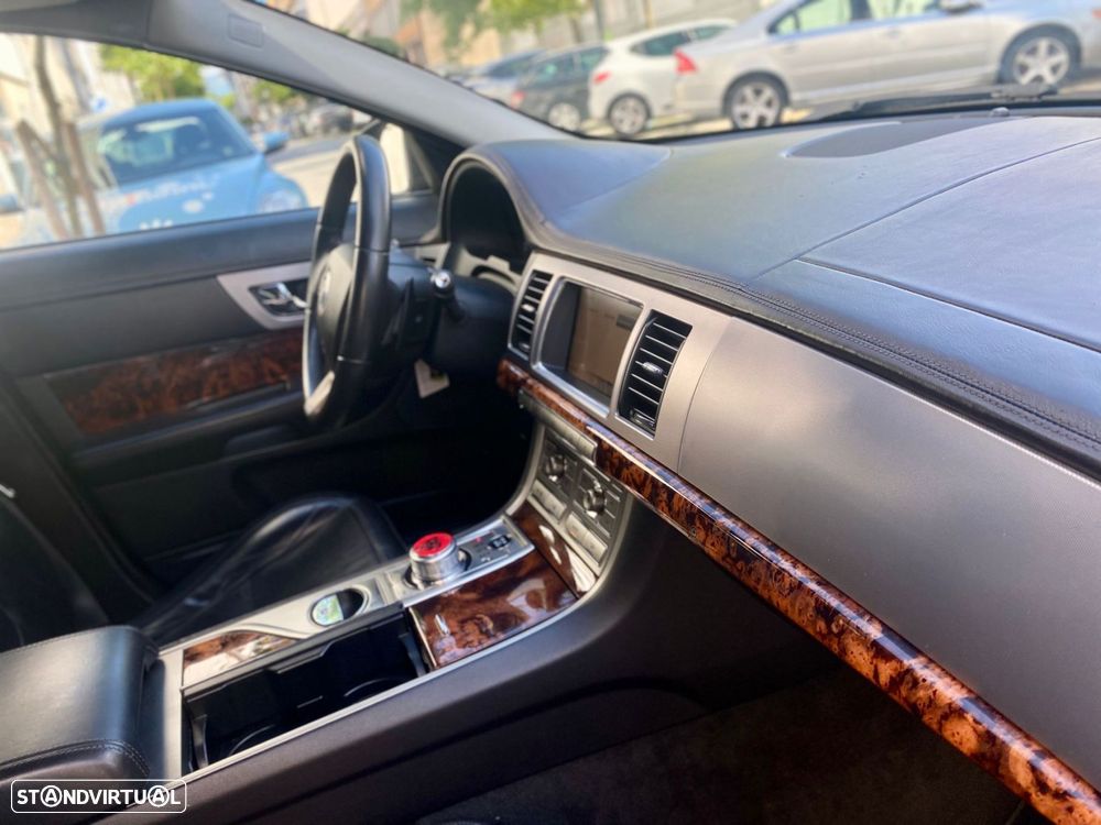 Jaguar XF 2.7 D V6 Premium Luxury - 23