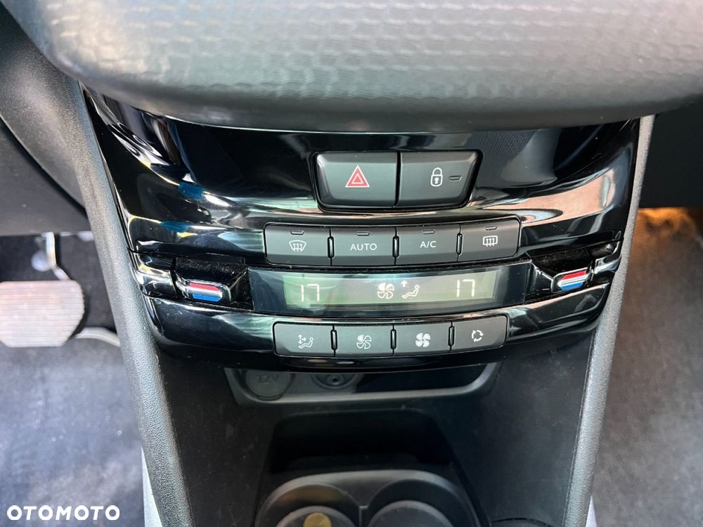 Peugeot 2008 1.2 Pure Tech GPF Allure S&S EAT6 - 17