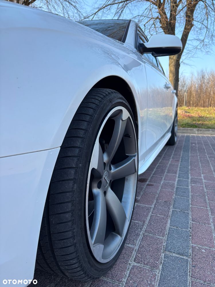 Audi A4 Avant 2.0 TDI Quattro Line - 13