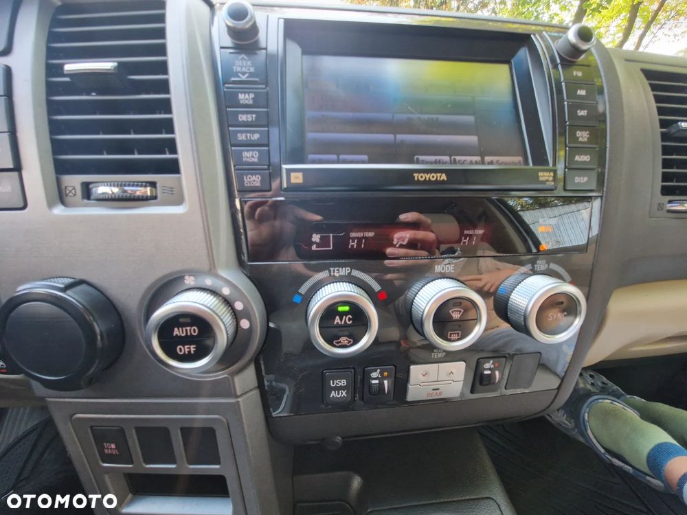 Toyota Sequoia - 8
