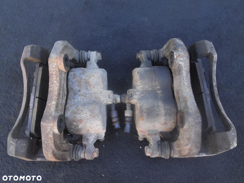 ZACISK PRAWY PRZÓD NISSAN X-TRAIL I T30 2.0 4X4 - 3