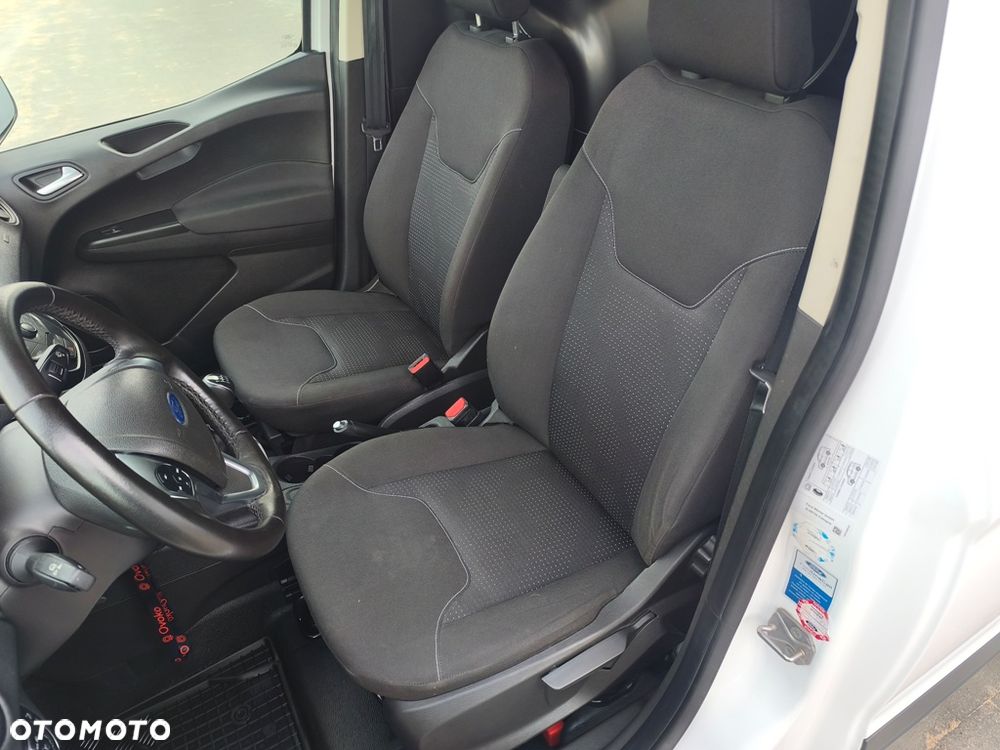 Ford Transit Courier - 23