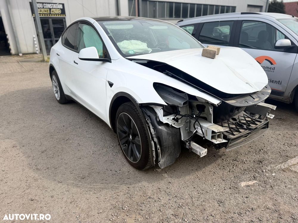 Tesla Model Y - 5