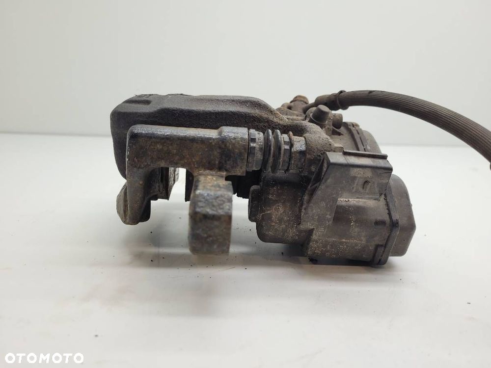 ZACISK HAMULCOWY TYŁ TYLNY PRAWY JARZMO NISSAN X-TRAIL III T32 2.0 DCI - 4