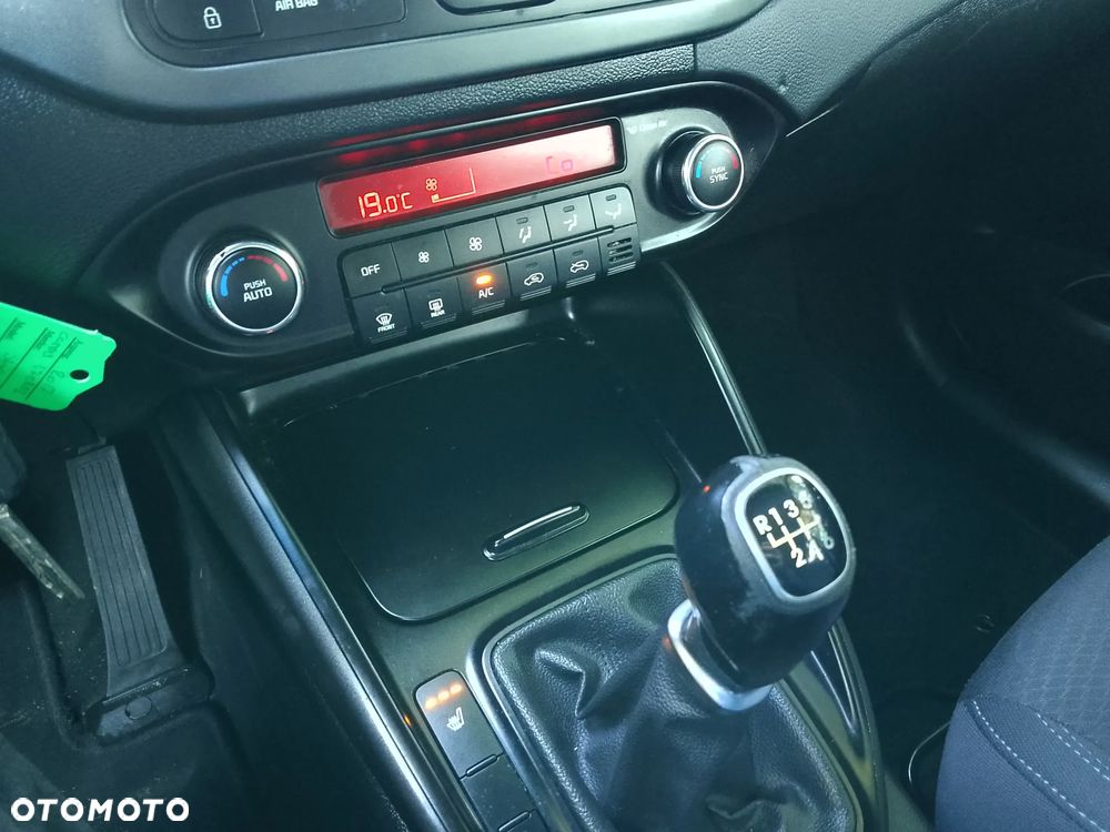 Kia Carens 1.7 CRDi M 7os EU6 - 16