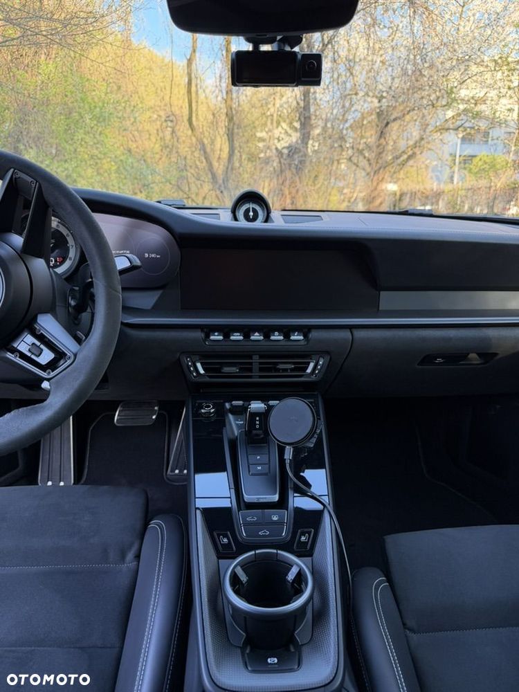 Porsche 911 Carrera 4 GTS - 9