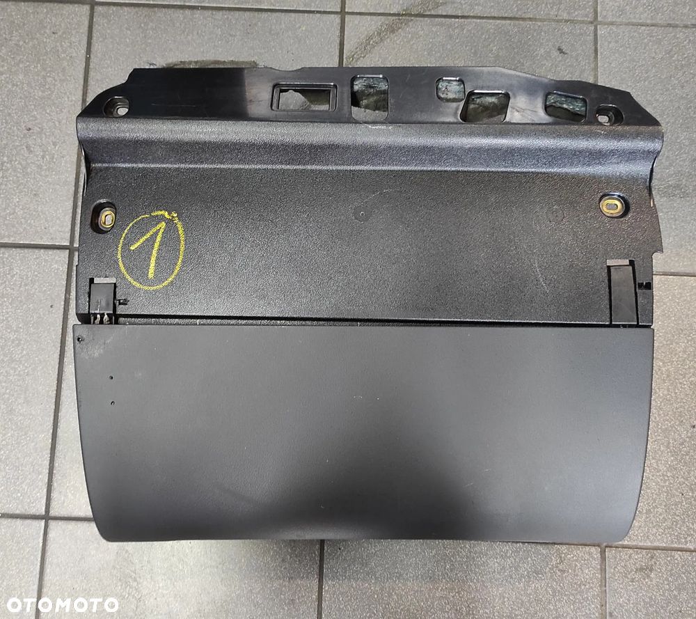 SCHOWEK PASAŻERA A3 8P CZARNY 1 - 2