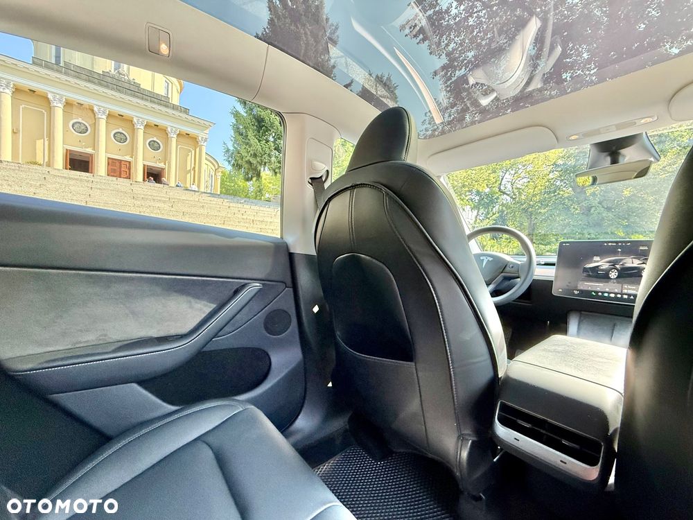 Tesla Model Y - 12