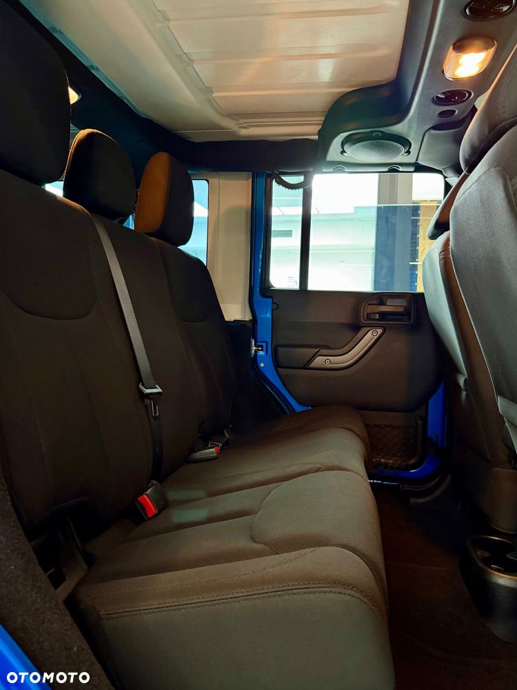 Jeep Wrangler 3.6 Unlim Night Eagle - 38