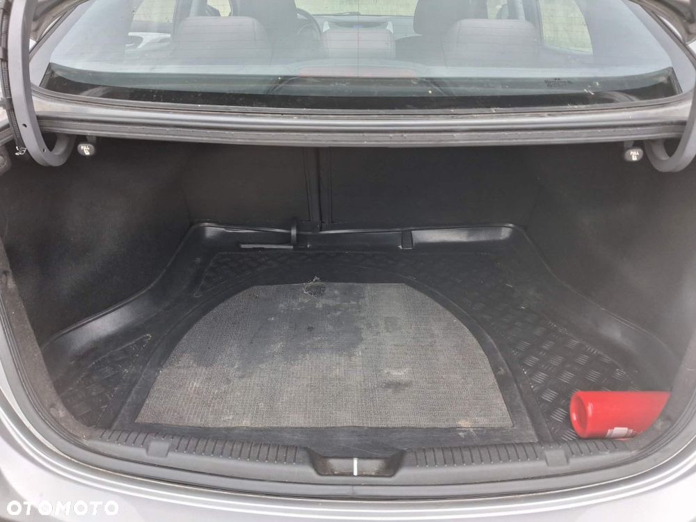 Hyundai Elantra - 8