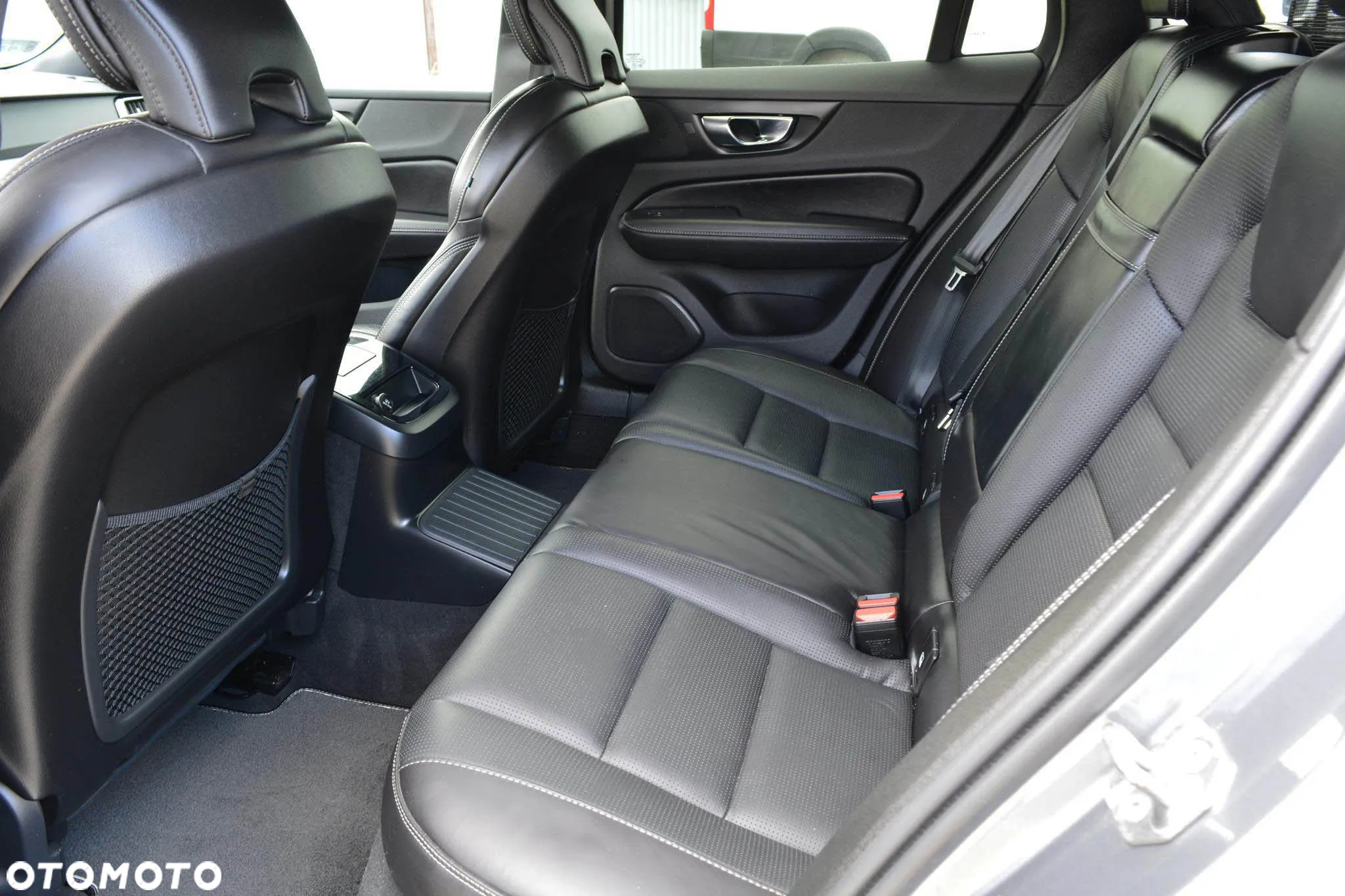 Volvo V60 T8 AWD Plug-In Hybrid R-Design - 36