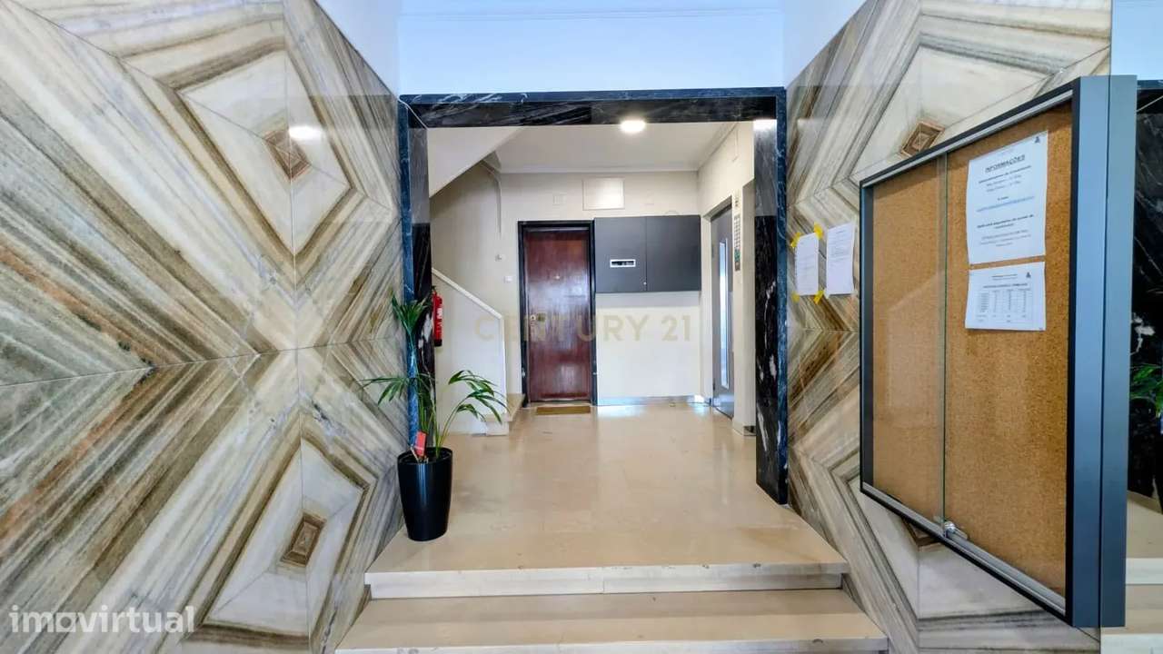 T2 Totalmente Remodelado | 1.º Andar com Elevador | Avenida D. Dinis – - Grande imagem: 2/19