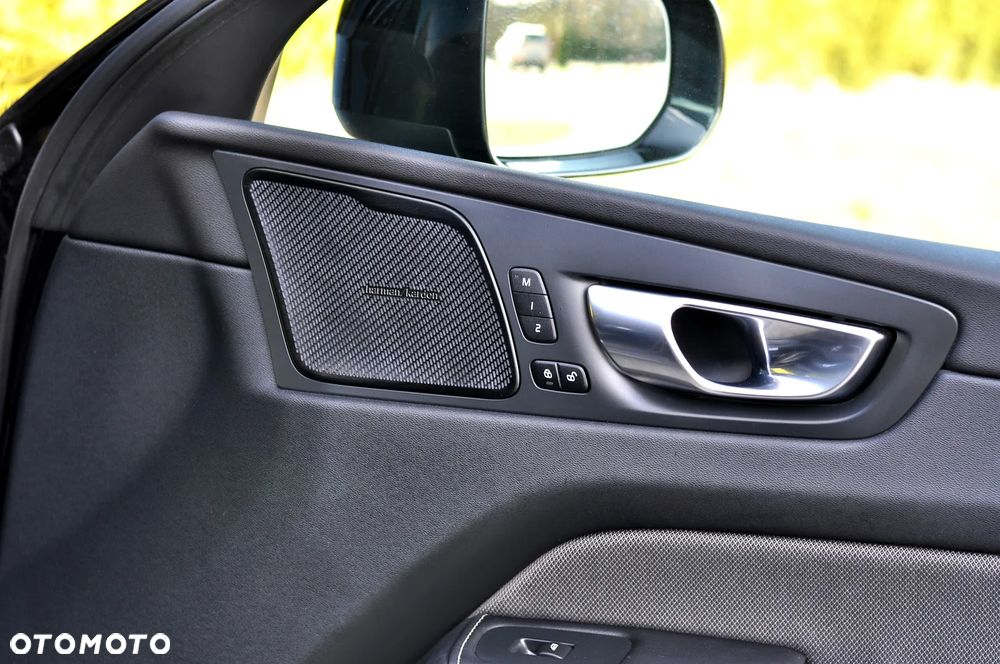 Volvo XC 60 B4 D Ultimate Dark - 24