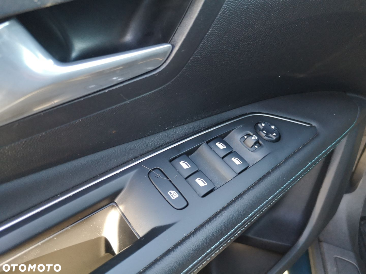 Peugeot 3008 1.2 PureTech Allure S&S EAT8 - 19
