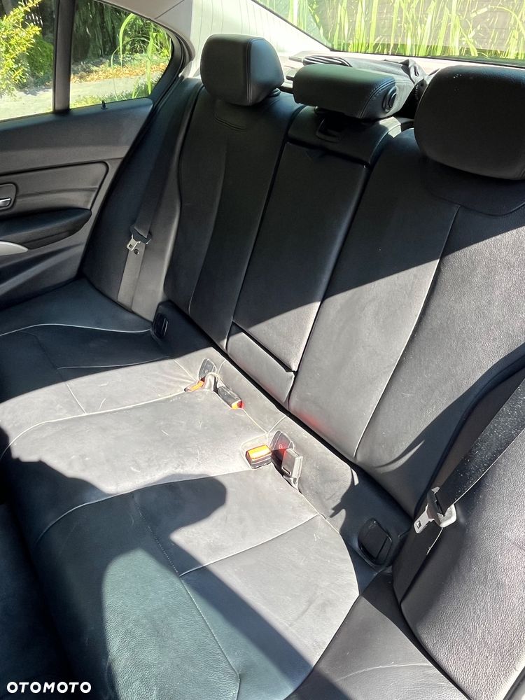 BMW Seria 3 318d - 11