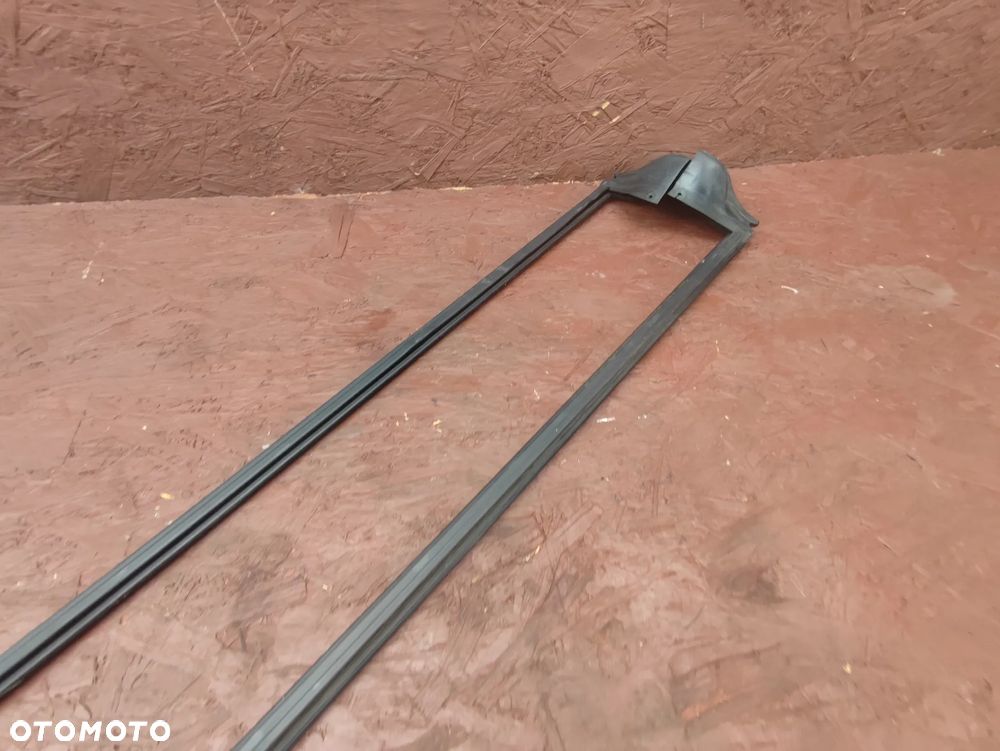 BMW E46 COUPE ORYGINALNA USZCZELKA DRZWI GÓRNA SZYBY WEWNĘTRZNA LEWA / PRAWA W DOBRYM STANIE O NR. 51 32 8 194 731 / 51 32 8 194 732 OEM - 2