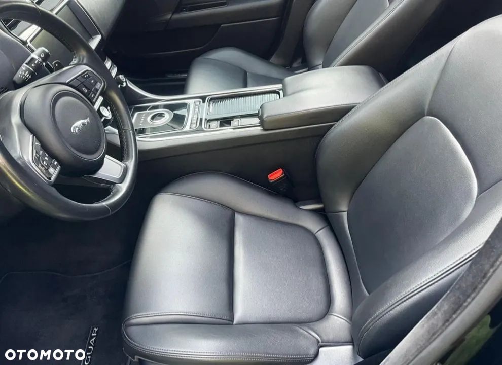 Jaguar XE 25t AWD Pure - 8