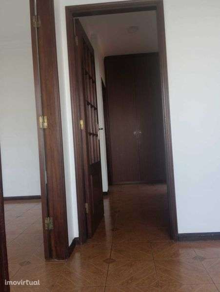 Arrenda-se T2 em rés-do-chão de moradia - Grande imagem: 3/10