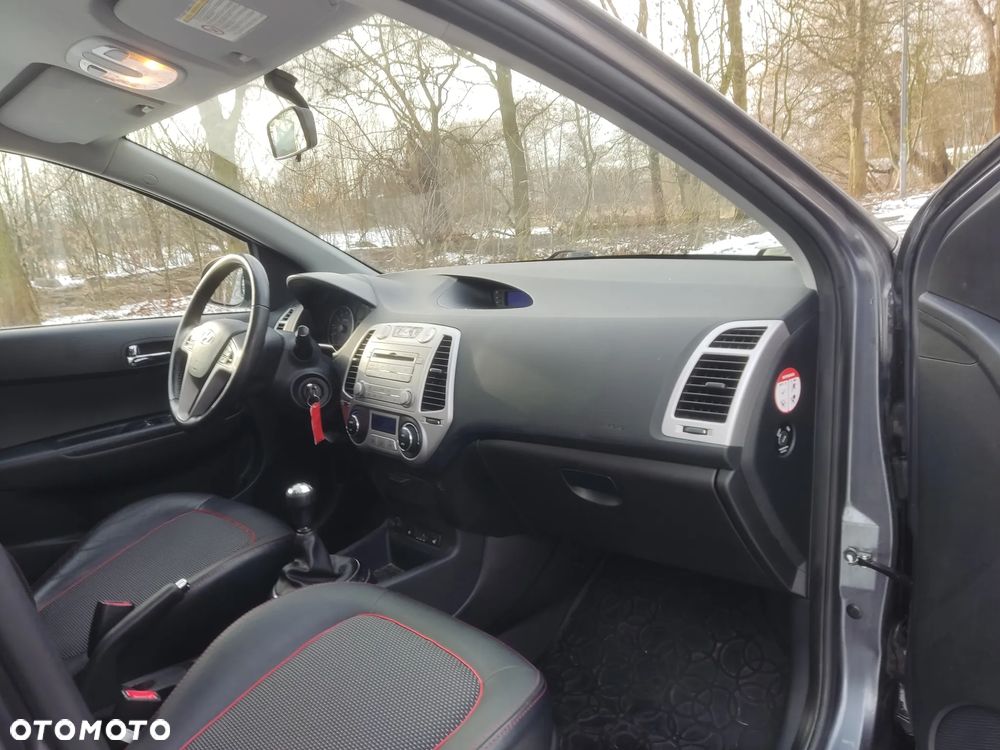 Hyundai i20 1.2 FIFA WM Edition - 12