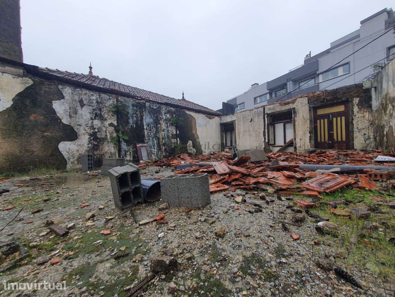 Moradia para restaurar no centro de Fiães. - Grande imagem: 2/14