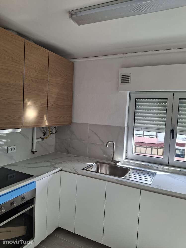 T3 com varandas, cozinha e todo no interior renovada e vista urbana - Grande imagem: 2/24