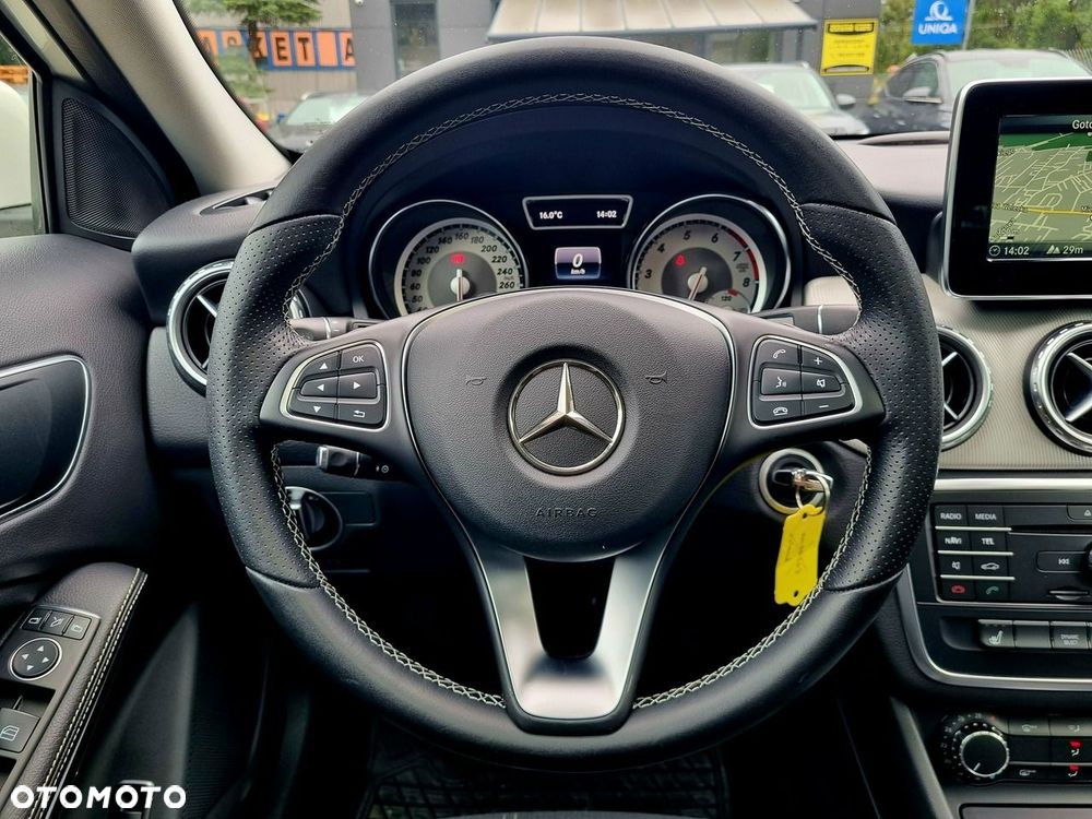 Mercedes-Benz GLA 200 7G-DCT - 16