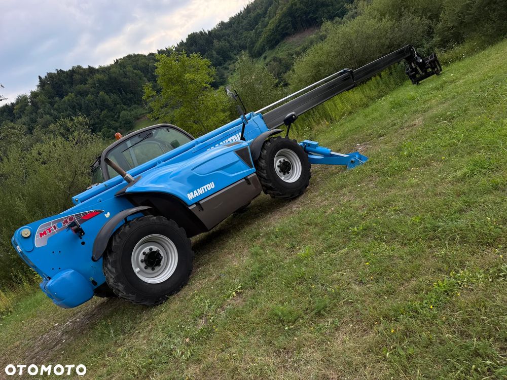 Manitou MT1440. Ładowarka Teleskopowa 14 metrów wysuw! UDŹWIG 4 TONY! Przebieg 2900 mtg. Maszyna jak Nowa z SALONU. 2017 rok. z Norwegii z Gospodarstwa rolnego! Silnik PERKINS Turbo 110 km. Aktualne Serwisy w Dekra. Nowy Model sterowane wszystko z 1 dżojstika. Ani deka luzów czy wycieku. OKAZJA! Jazda REWERS + 4 biegi. Skręt 3 tryby. Wyjście Hydrauliczne na maszcie, Poziomowanie ośi stabilizatory! Wyjścia Hydrauliczne na maszt! Okazja Ani deka luzów i wycieków. Wersja Norweska. Wielka Okazja - 24