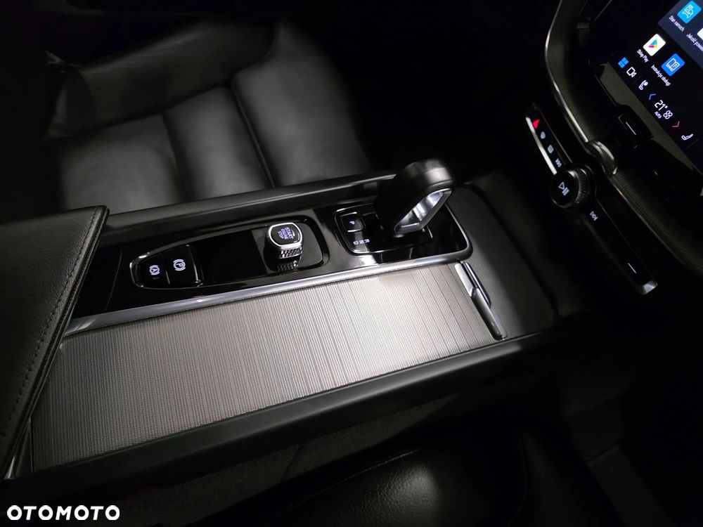 Volvo XC 60 B4 D AWD Plus Dark - 21