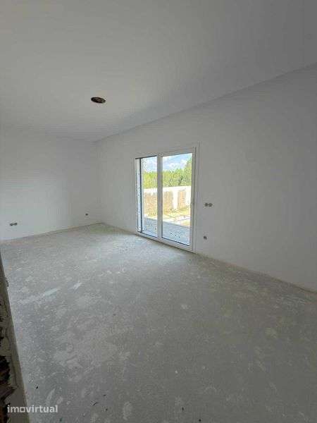 Moradia T4 geminada, térrea, com jardim e garagem em Condeixa-a-Nova - Grande imagem: 5/12