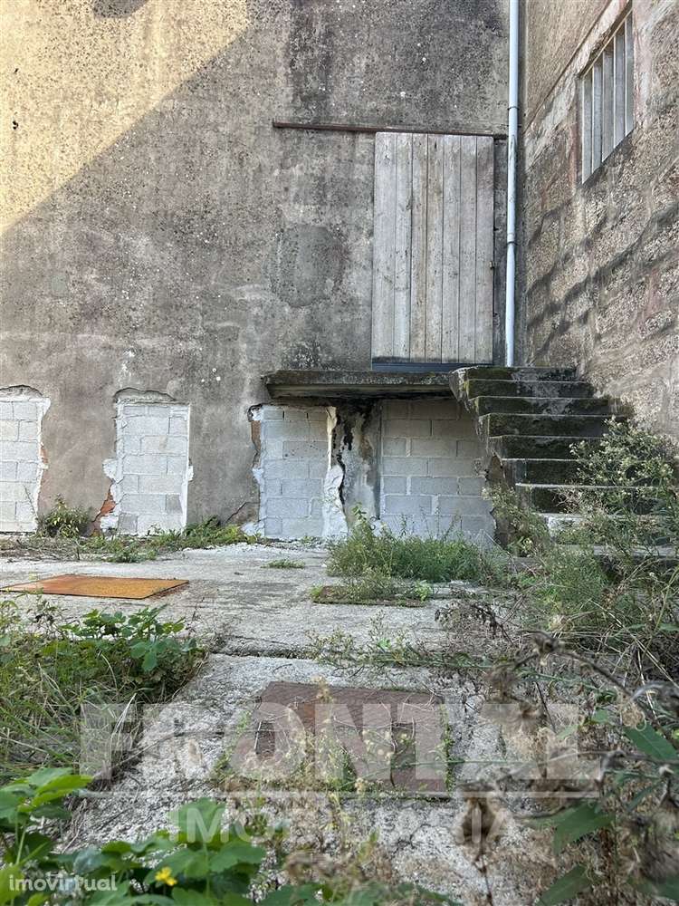 Terreno com Casa e Armazém - 423 m2 | Milheirós, Maia - Grande imagem: 4/17