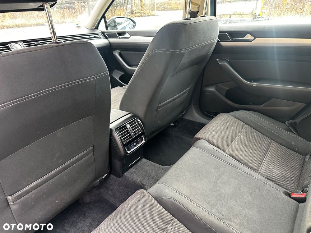 Volkswagen Passat - 14