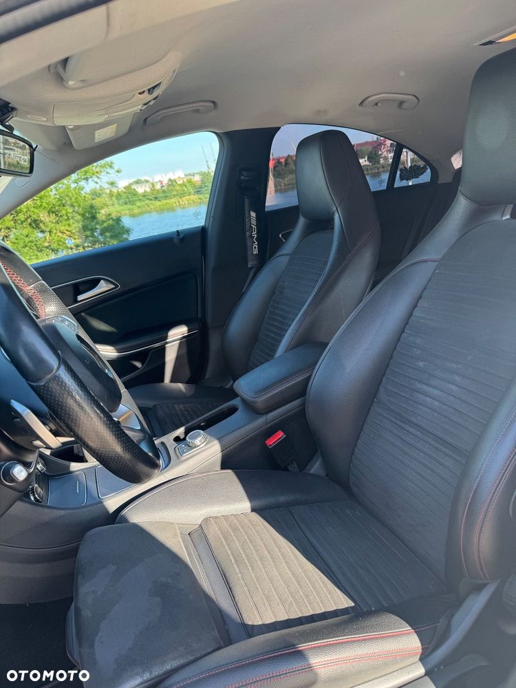 Mercedes-Benz CLA 220 4-Matic AMG Line - 11