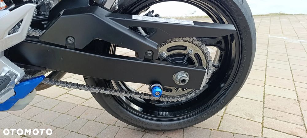 Suzuki GSR - 35