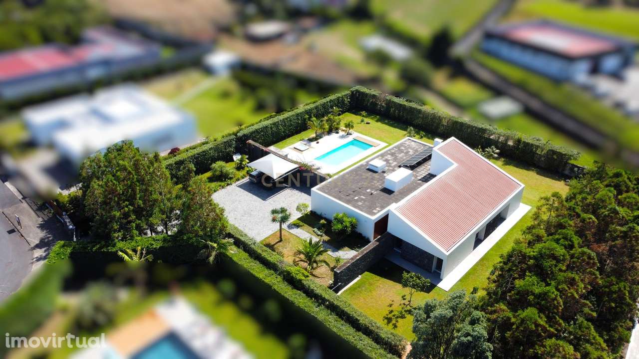 Moradia Térrea de Luxo com Piscina e Jardim Exuberante - Grande imagem: 2/60