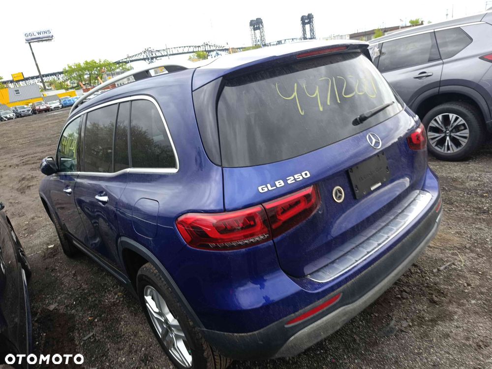 Mercedes-Benz GLB 250 4Matic 8G-DCT - 12