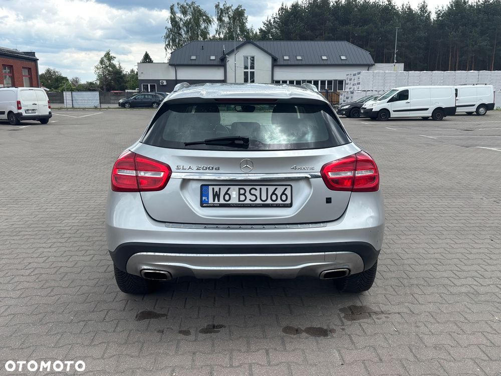 Mercedes-Benz GLA 200 d 4-Matic - 8